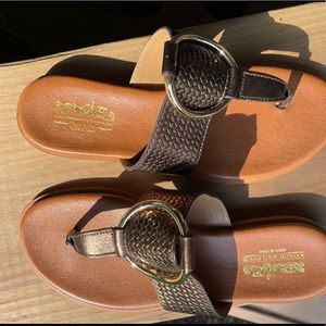 NWOT // Coach & Four Tan & Bronze Sandals // 6.5